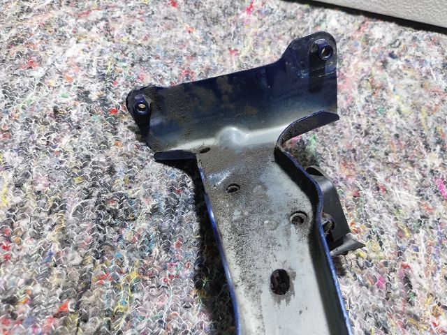 bontott AUDI A3 Jobb Sárvédő Oldaltartó