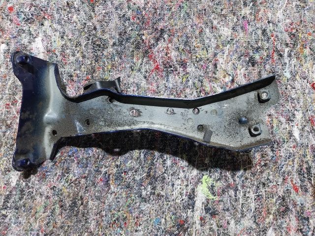 bontott AUDI A3 Jobb Sárvédő Oldaltartó