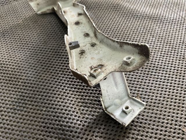 bontott AUDI A3 Jobb Sárvédő Oldaltartó