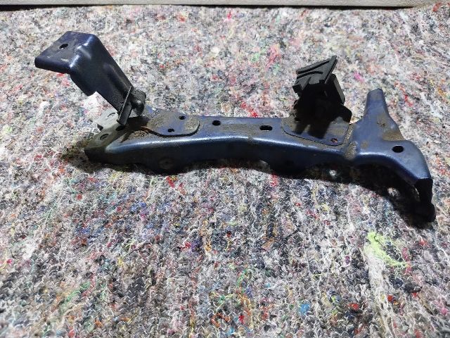 bontott AUDI A3 Jobb Sárvédő Oldaltartó