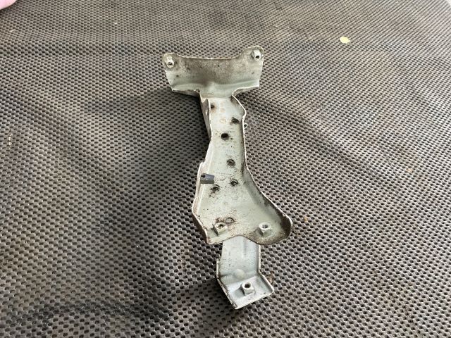 bontott AUDI A3 Jobb Sárvédő Oldaltartó