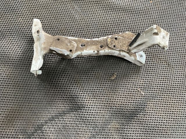 bontott AUDI A3 Jobb Sárvédő Oldaltartó