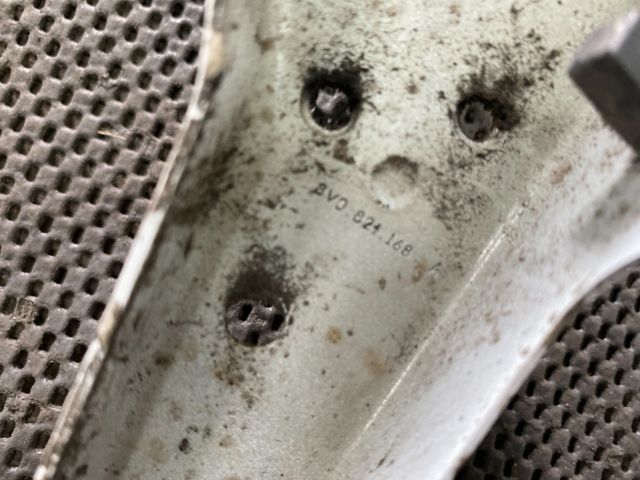 bontott AUDI A3 Jobb Sárvédő Oldaltartó