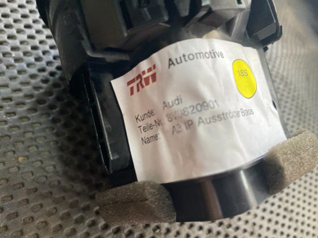 bontott AUDI A3 Jobb Szellőző