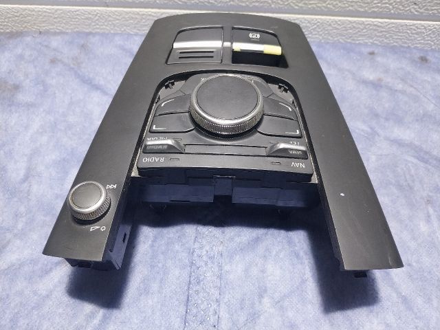 bontott AUDI A3 Középkonzol Vezérlő Panel