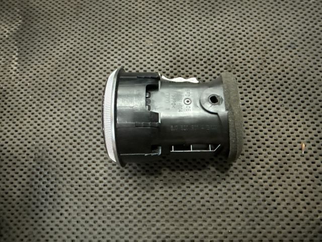 bontott AUDI A3 Középső Szellőző