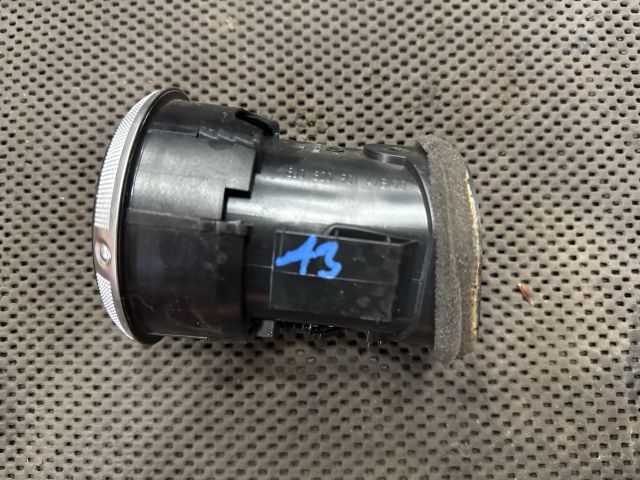 bontott AUDI A3 Középső Szellőző