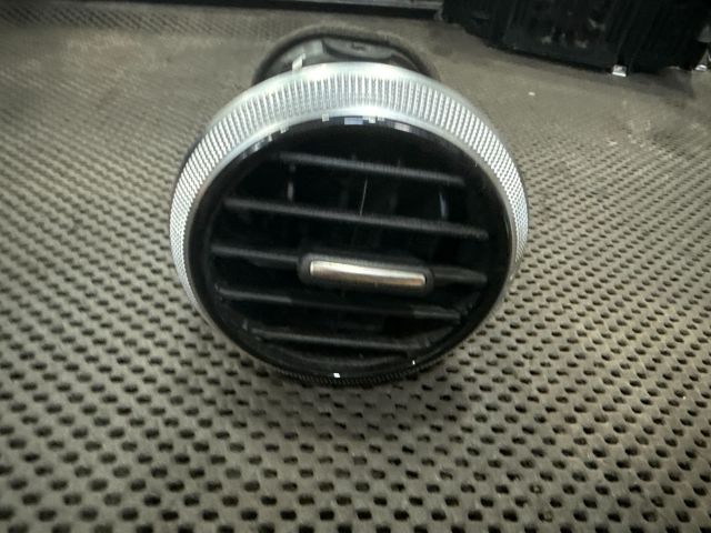 bontott AUDI A3 Középső Szellőző