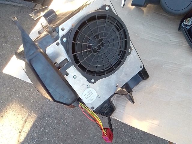 bontott AUDI A3 Mélynyomó Hangszóró