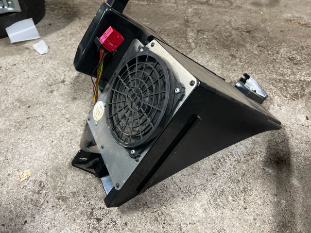 bontott AUDI A3 Mélynyomó Hangszóró