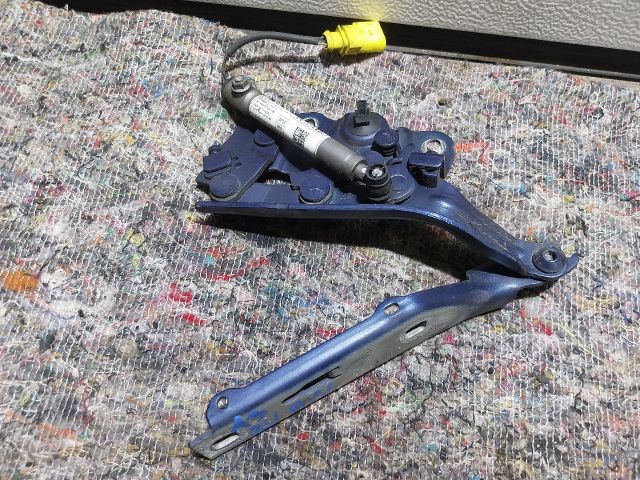 bontott AUDI A3 Motorháztető Bal Zsanér