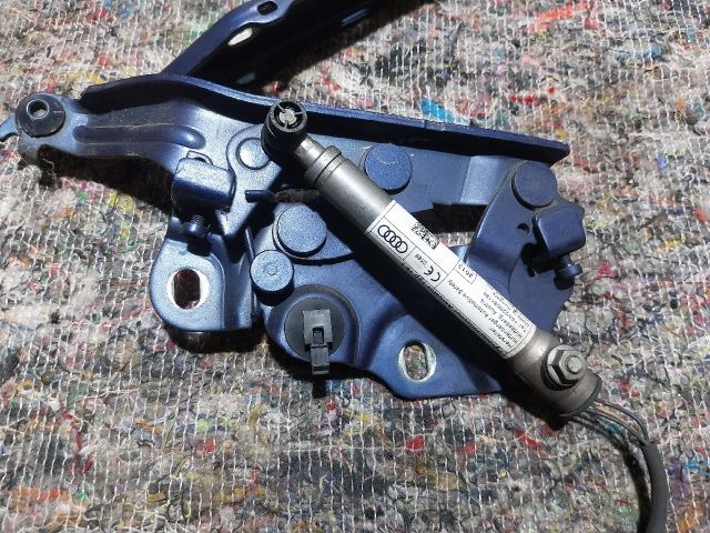 bontott AUDI A3 Motorháztető Bal Zsanér