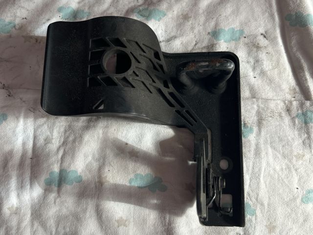 bontott AUDI A3 Motorháztető Biztonsági Kampó