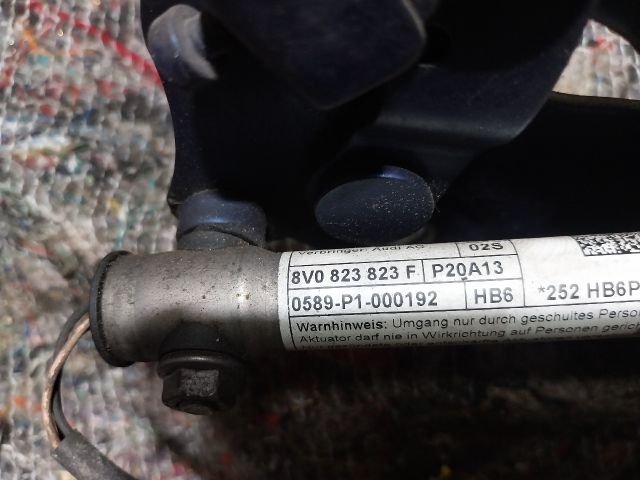 bontott AUDI A3 Motorháztető Jobb Zsanér