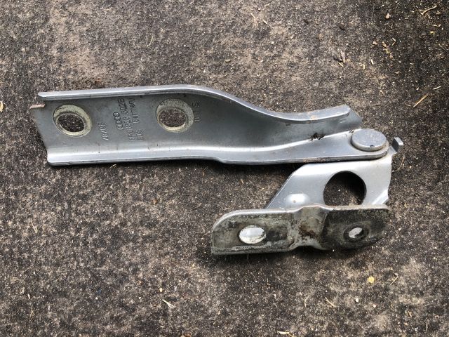 bontott AUDI A3 Motorháztető Jobb Zsanér