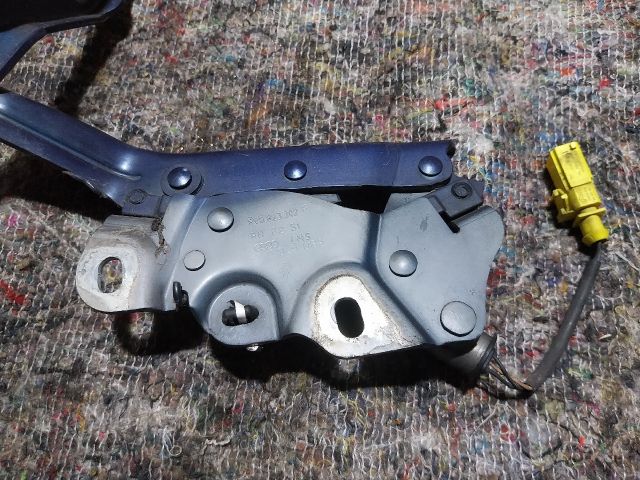 bontott AUDI A3 Motorháztető Jobb Zsanér