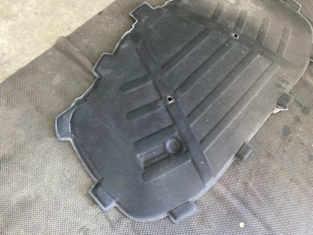 bontott AUDI A3 Motorháztető Szigetelés