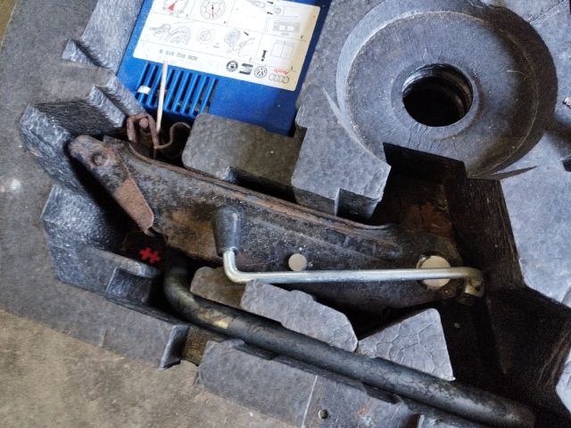 bontott AUDI A3 Pótkerék Szerszámtartó