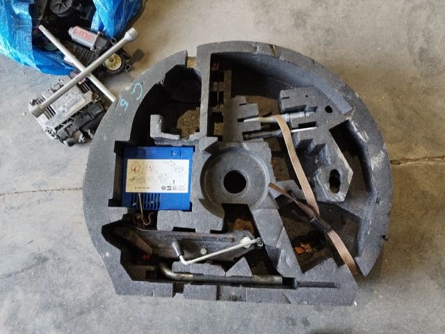 bontott AUDI A3 Pótkerék Szerszámtartó