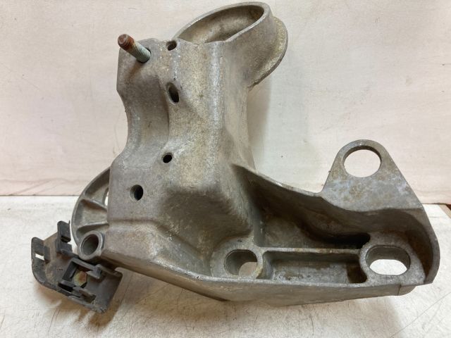 bontott AUDI A4 B5 Motor Tartó Bak Jobb