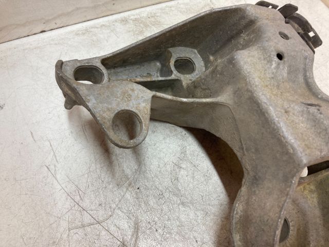 bontott AUDI A4 B5 Motor Tartó Bak Jobb