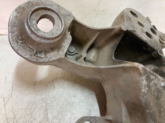 bontott AUDI A4 B5 Motor Tartó Bak Jobb