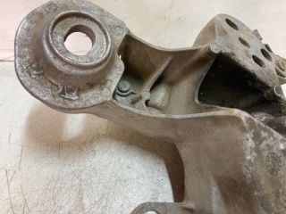 bontott AUDI A4 B5 Motor Tartó Bak Jobb