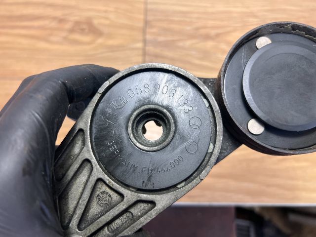 bontott AUDI A4 B5 Szíjfeszítő Görgő