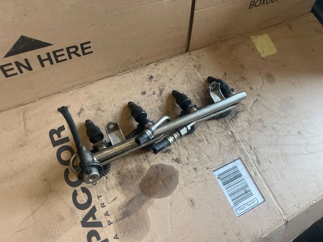 bontott AUDI A4 B5 Porlasztó Sor / Híd