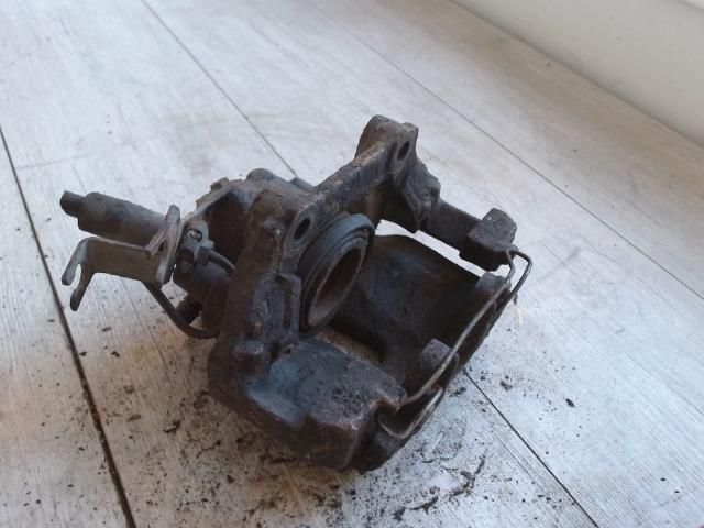 bontott AUDI A4 B5 Jobb első Féknyereg Munkahengerrel