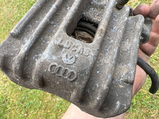 bontott AUDI A4 B5 Jobb hátsó Féknyereg Munkahengerrel