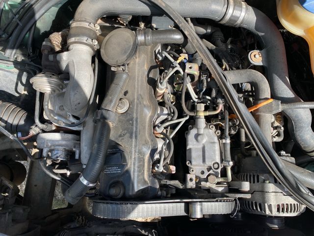 bontott AUDI A4 B5 Motor (Fűzött blokk hengerfejjel)