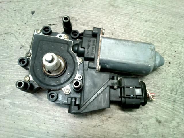 bontott AUDI A4 B5 Bal első Ablakemelő Motor