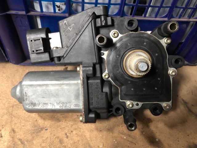 bontott AUDI A4 B5 Bal első Ablakemelő Motor