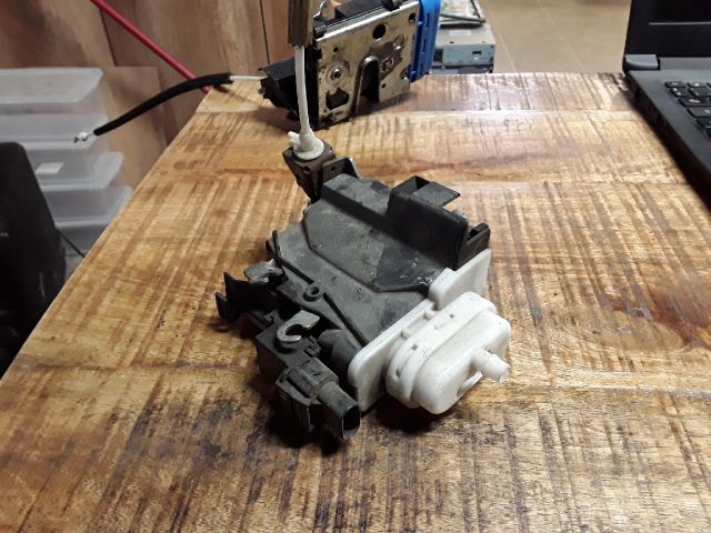 bontott AUDI A4 B5 Bal első Ajtózár