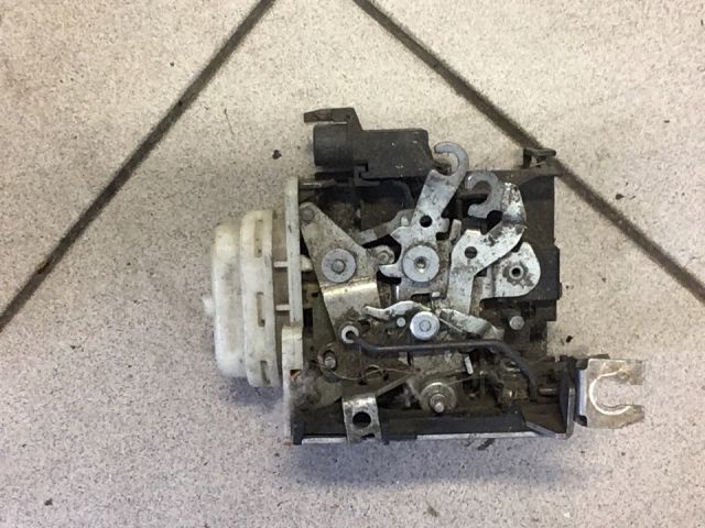 bontott AUDI A4 B5 Bal első Ajtózár