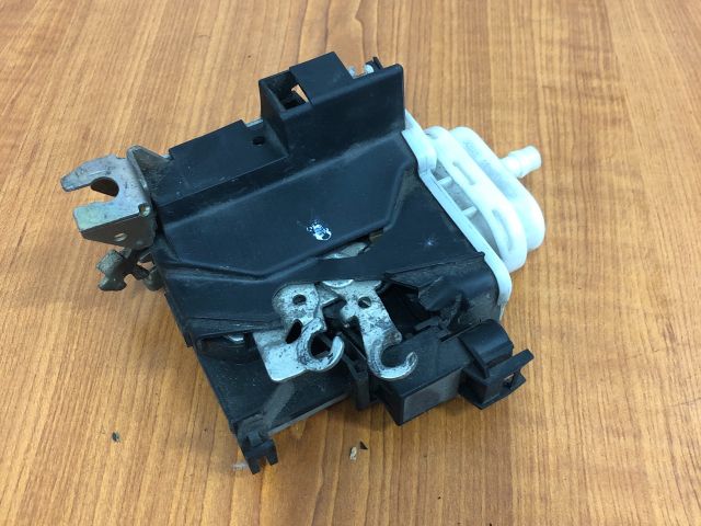 bontott AUDI A4 B5 Bal első Ajtózár