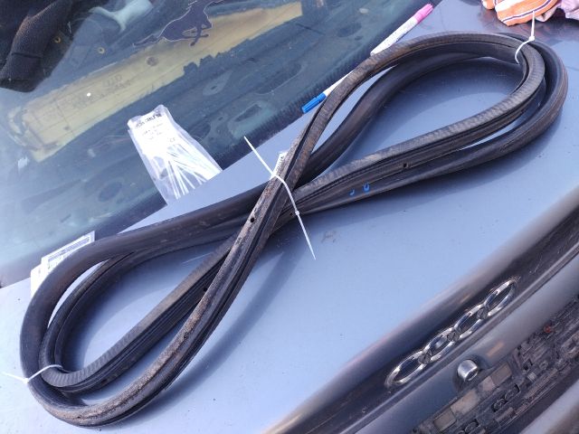 bontott AUDI A4 B5 Bal első Gumikéder