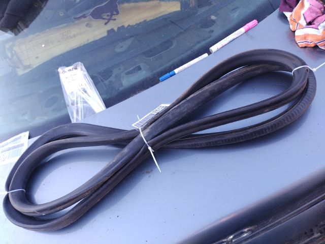 bontott AUDI A4 B5 Bal hátsó Gumikéder