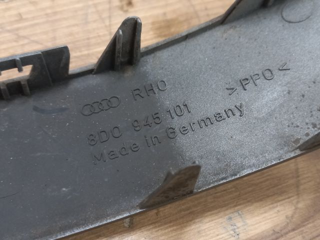 bontott AUDI A4 B5 Bal Hátsó Lámpa Bajusz Díszléc