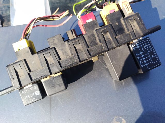 bontott AUDI A4 B5 Biztosítéktábla Utastér