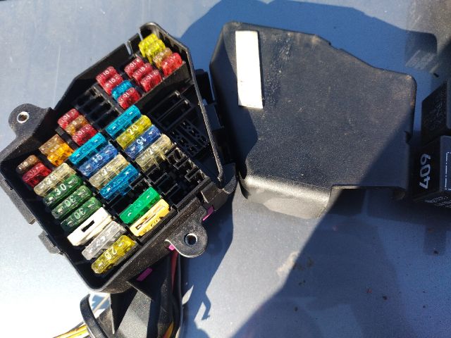 bontott AUDI A4 B5 Biztosítéktábla Utastér