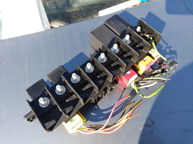 bontott AUDI A4 B5 Biztosítéktábla Utastér