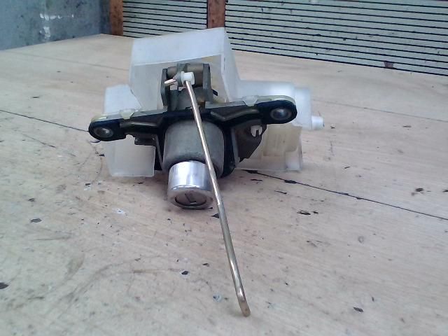 bontott AUDI A4 B5 Csomagtérajtó Zárbetét