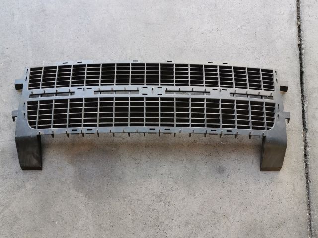 bontott AUDI A4 B5 Első Lökhárító Alsó Középső Díszrács