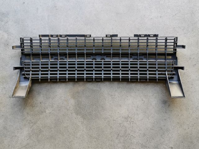 bontott AUDI A4 B5 Első Lökhárító Alsó Középső Díszrács