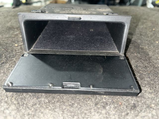 bontott AUDI A4 B5 Első Tároló Rekesz