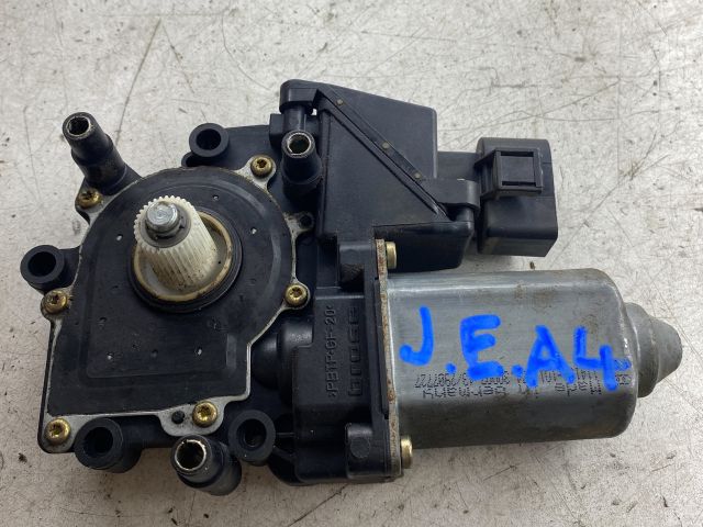 bontott AUDI A4 B5 Jobb első Ablakemelő Motor