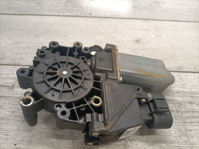 bontott AUDI A4 B5 Jobb első Ablakemelő Motor