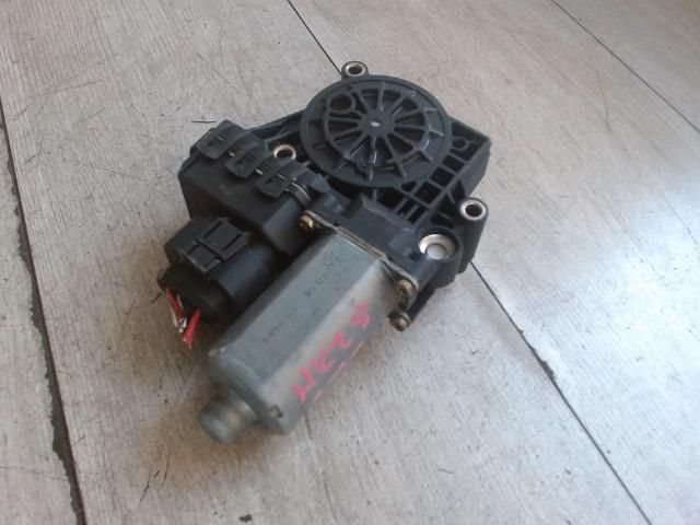 bontott AUDI A4 B5 Jobb első Ablakemelő Motor